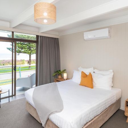 Whispering Sands Beachfront Motel 기즈번 외부 사진