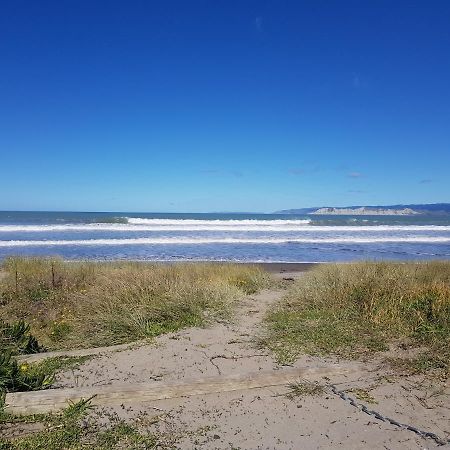 Whispering Sands Beachfront Motel 기즈번 외부 사진