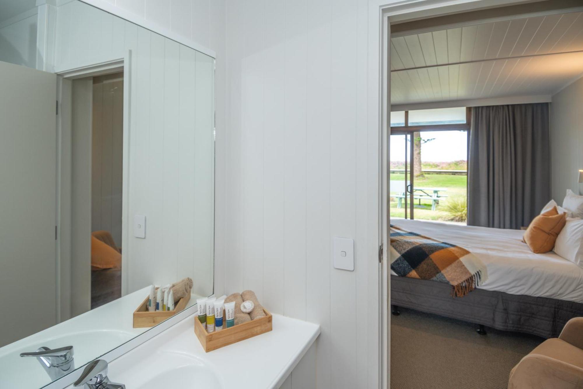 Whispering Sands Beachfront Motel 기즈번 외부 사진