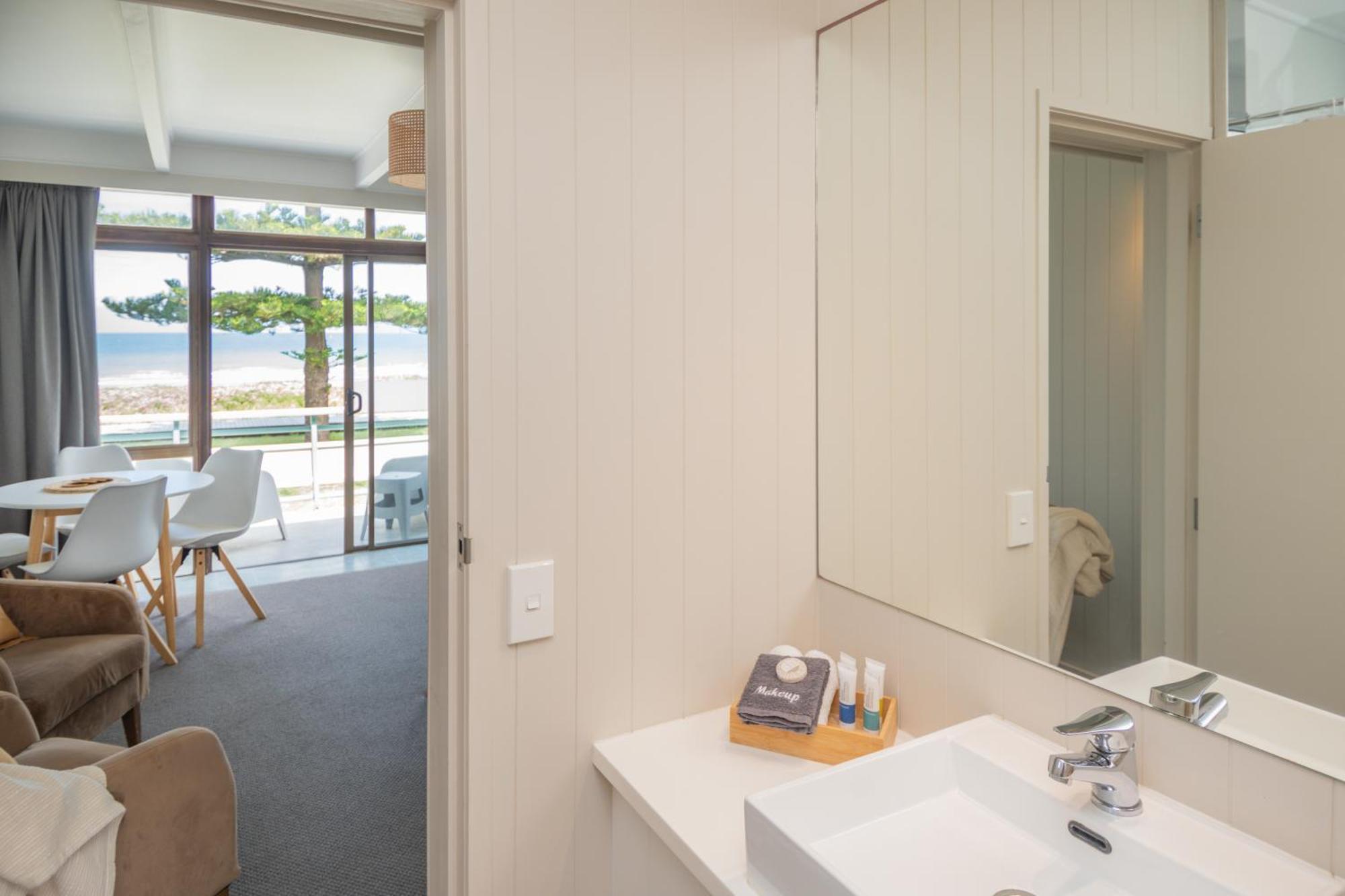Whispering Sands Beachfront Motel 기즈번 외부 사진