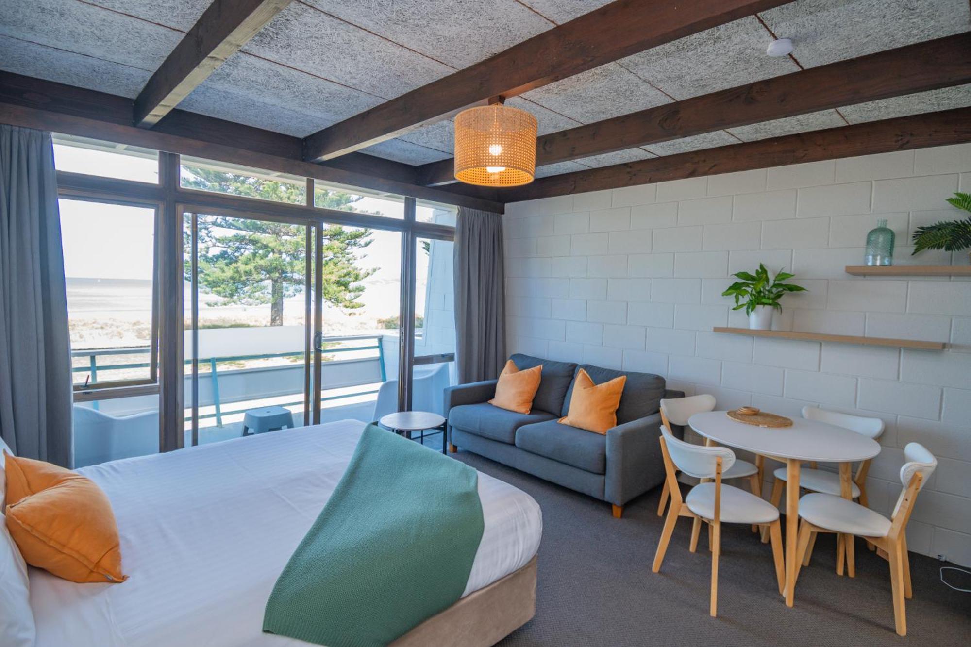 Whispering Sands Beachfront Motel 기즈번 외부 사진