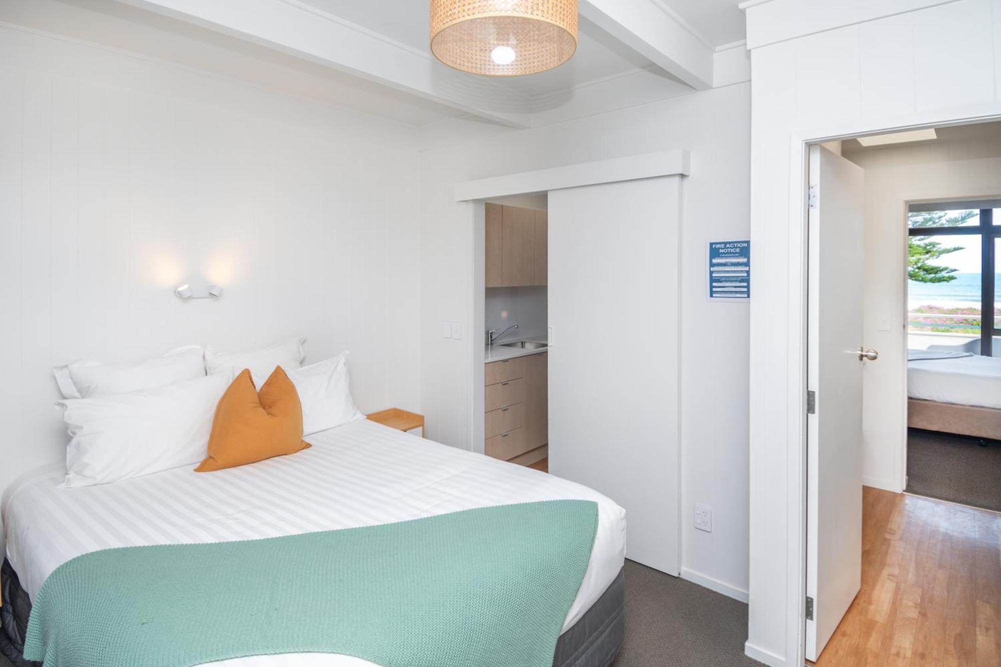 Whispering Sands Beachfront Motel 기즈번 외부 사진