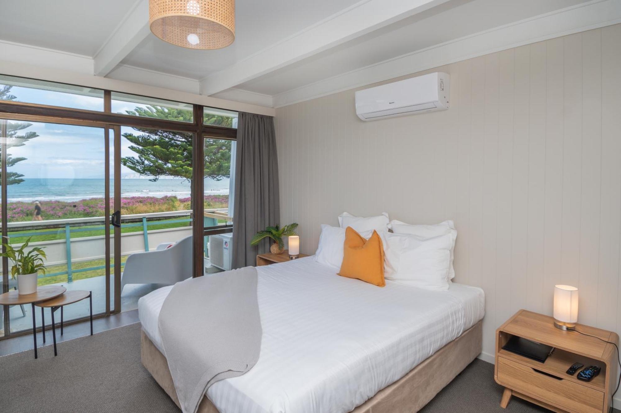 Whispering Sands Beachfront Motel 기즈번 외부 사진