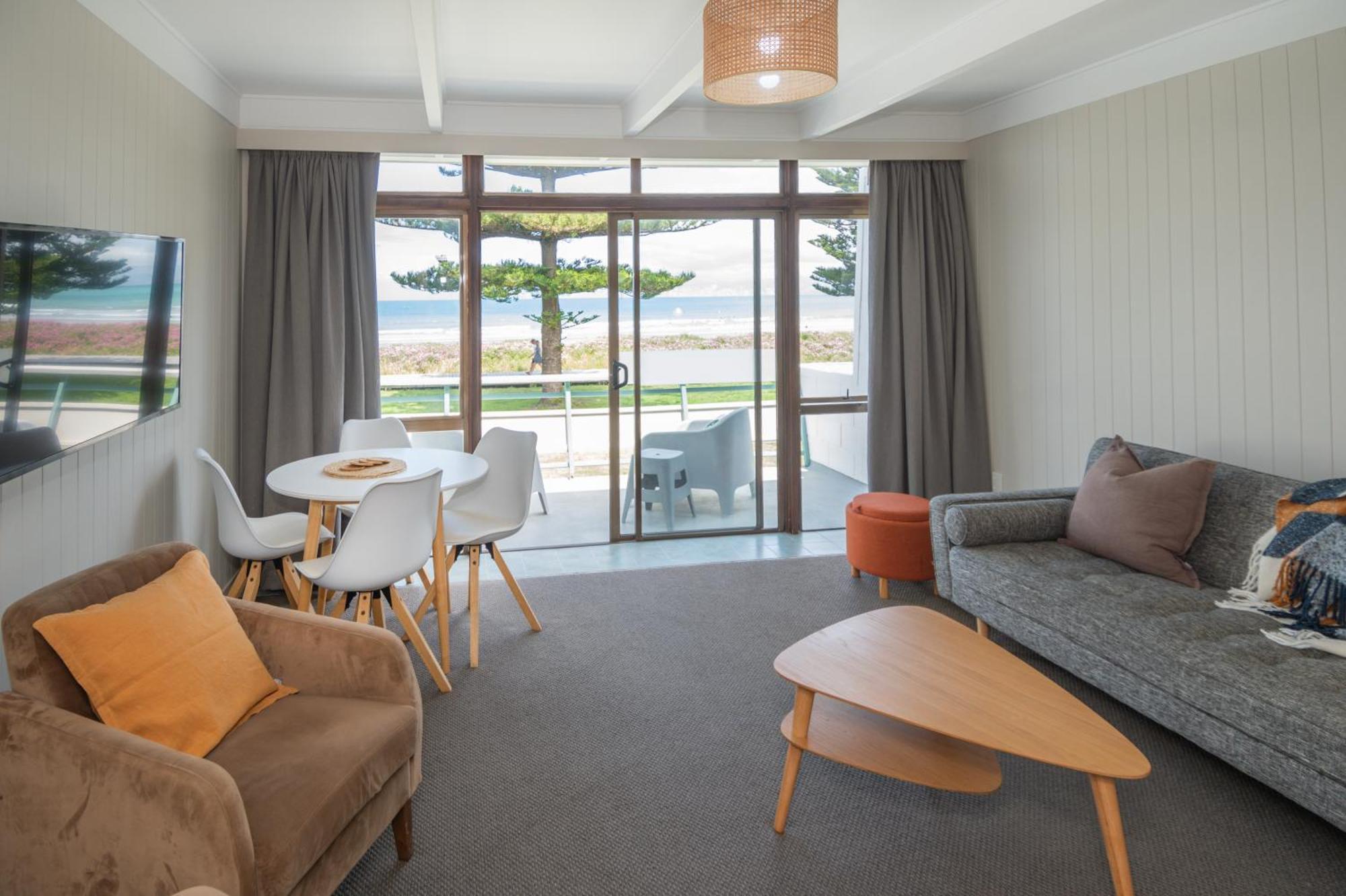 Whispering Sands Beachfront Motel 기즈번 외부 사진