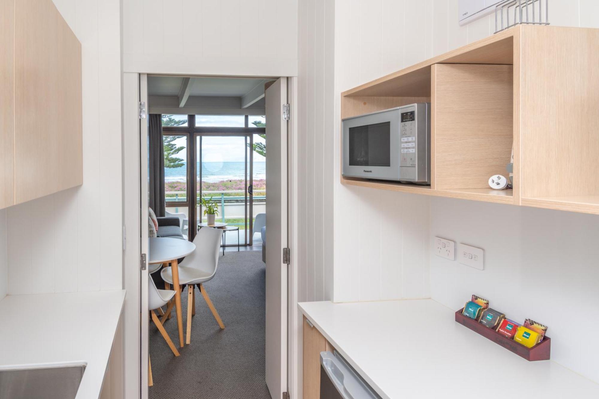 Whispering Sands Beachfront Motel 기즈번 외부 사진
