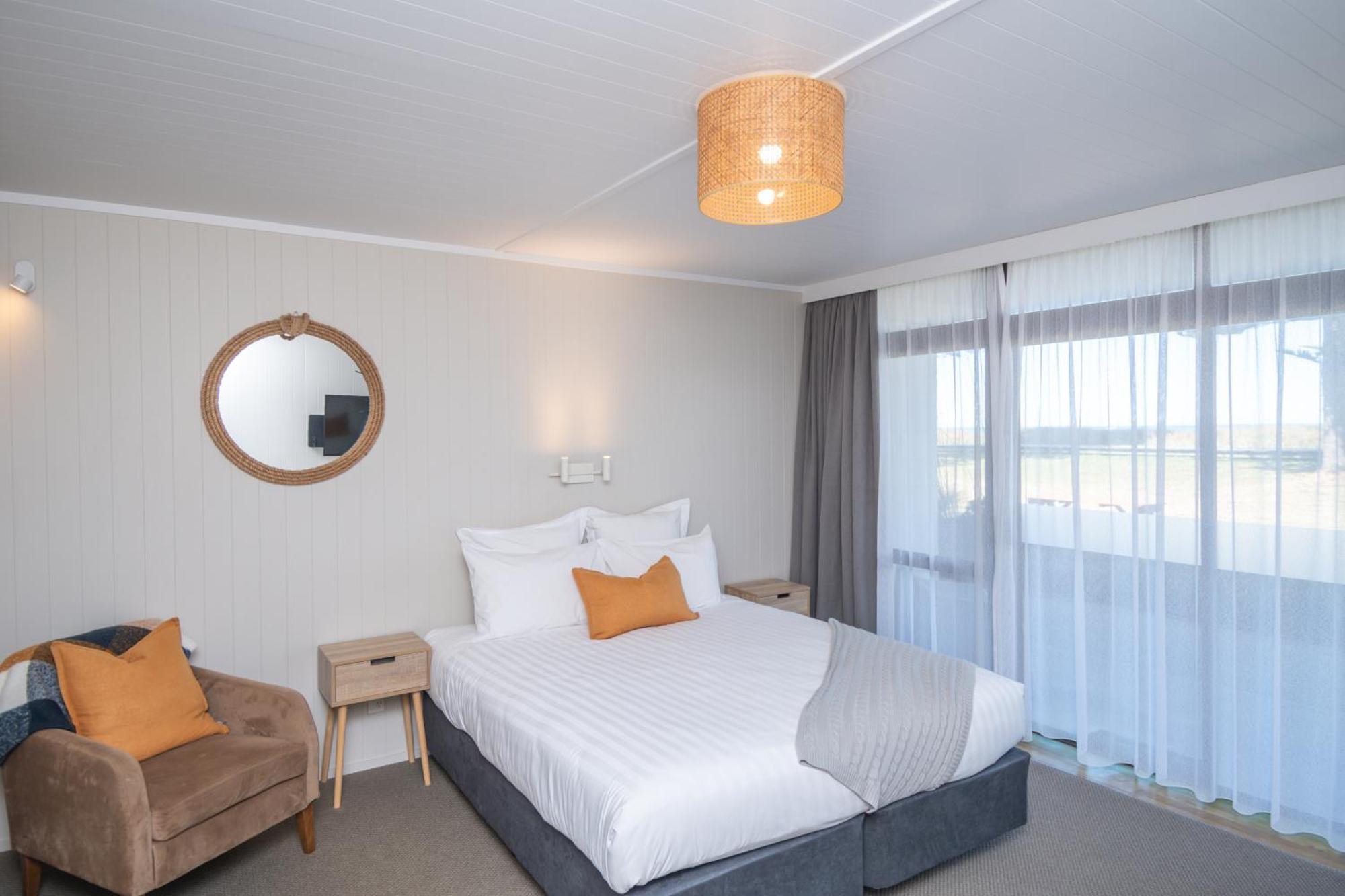 Whispering Sands Beachfront Motel 기즈번 외부 사진
